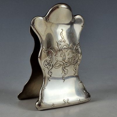 un objet argenté posé sur une table