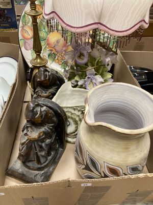 une boîte contenant de nombreux objets