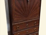 une commode sur laquelle est posée une horloge