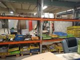 une pièce remplie d'une multitude de cartons et de caisses