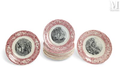 quatre assiettes roses et blanches sur lesquelles figurent l'image d'un homme et d'une femme