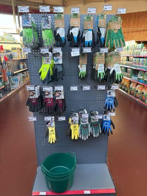 un présentoir de gants de jardinage dans un magasin