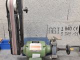 une machine posée sur le sol à côté d'un mur