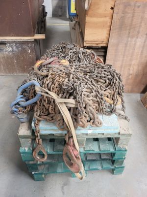 un tas de chaînes sur une palette dans un entrepôt