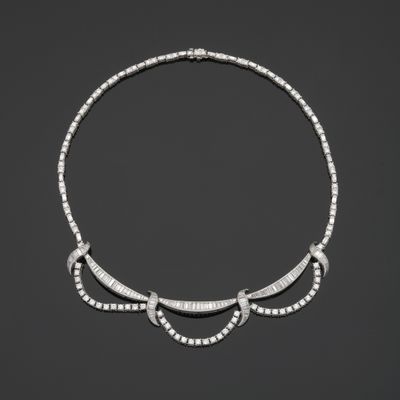 un collier en diamants et en or blanc
