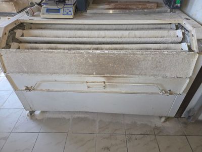 une photo d'une cuisine avec de nombreux appareils électroménagers sales