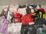 la boîte contient de nombreux types de vêtements différents