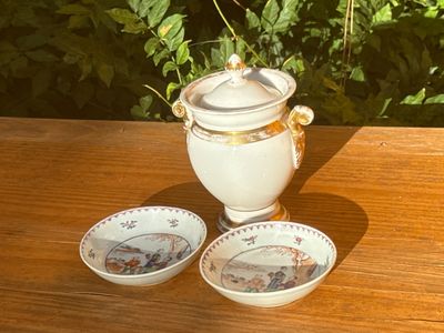 un vase et deux bols posés sur une table