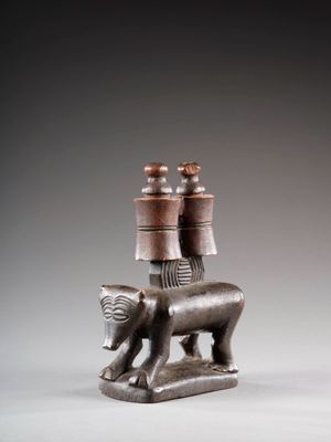 une image représentant une statue de chat portant des pots sur le dos