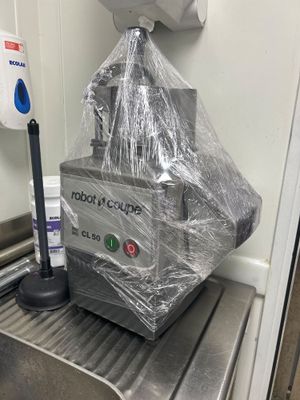 un sac de nourriture posé sur un tapis roulant