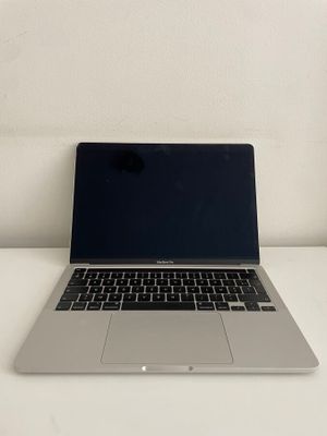 un ordinateur portable posé sur une table blanche