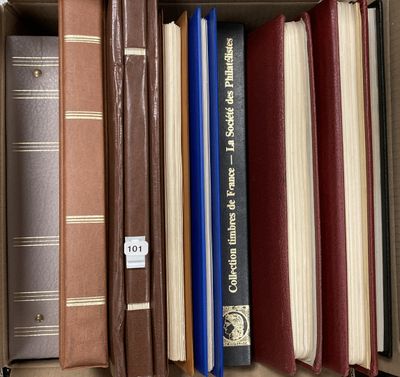 un grand nombre de livres qui se trouvent dans une boîte
