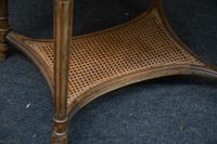 Guéridon ronde en bois teinté reposant sur quatre pieds fuse… (photo 2)