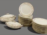 beaucoup d'assiettes empilées les unes sur les autres sur la table