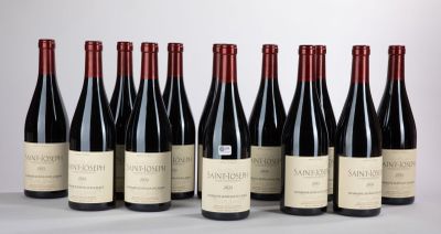 six bouteilles de vin sont alignées sur une table