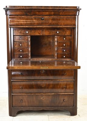une vieille commode en bois avec des tiroirs et d'autres tiroirs au-dessus
