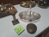 une table avec beaucoup d'argenterie