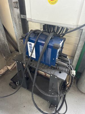 une machine posée sur le sol à côté d'un mur