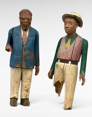 paire de figurines en bois représentant deux hommes portant un chapeau et une veste