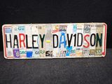 une plaque d'immatriculation portant le nom « Harley-Davidson »