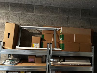 de nombreuses boîtes sur les étagères de la pièce