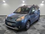 la photo d'une camionnette bleue garée dans un garage