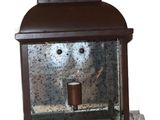 une lanterne marron avec une bougie à l'intérieur
