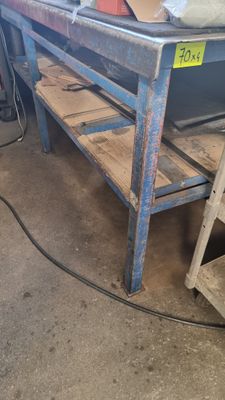 une table sur laquelle se trouvent de nombreux objets