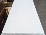 une table recouverte d'une nappe blanche dans une pièce