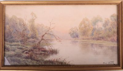 une peinture représentant une rivière, avec des arbres et de l'eau en arrière-plan