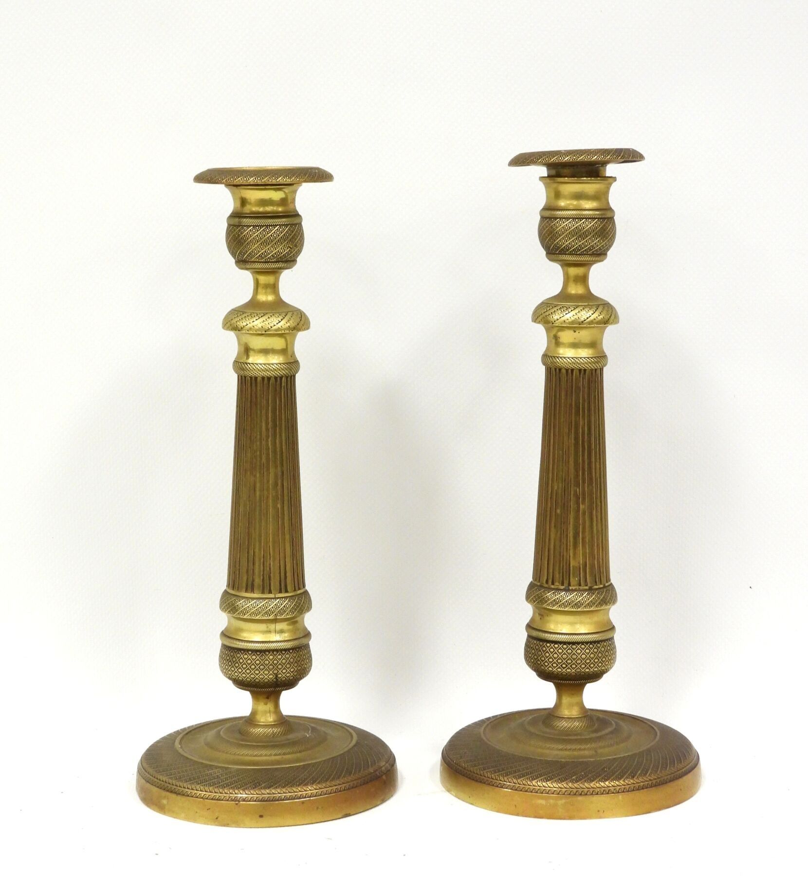 Paire de flambeaux en laiton, style Louis XVI.