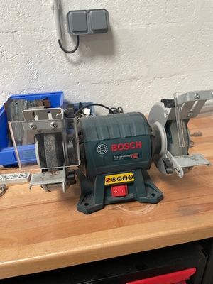 une machine posée sur une table en bois
