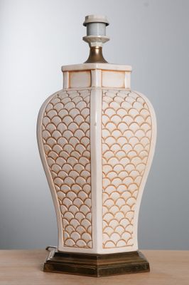 Pied de lampe en céramique émaillé blanc crème à décor d'éca…