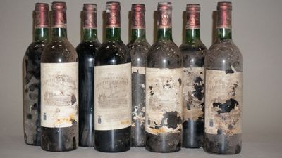 plusieurs bouteilles de vin sont alignées sur une table