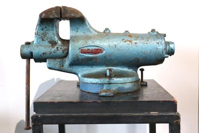 une vieille machine posée sur une table