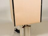 l'image d'une lampe posée sur une table