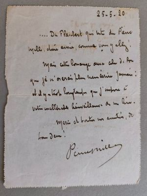 un vieux morceau de papier sur lequel on a écrit, posé sur une table