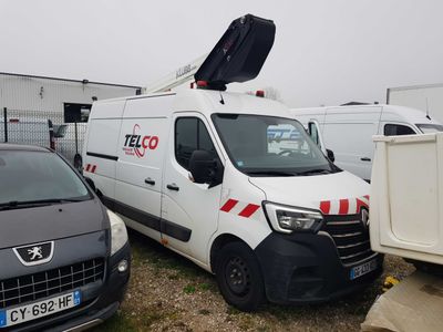 une camionnette blanche garée à côté d'une voiture noire