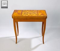 Table à jeux en noyer et bois de placage (bois de rose, pali… (photo 2)