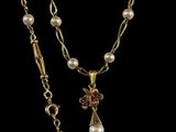 un gros plan d'un collier orné de perles et d'une croix