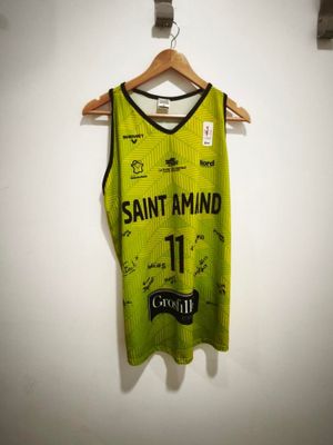 un maillot de basket vert suspendu à un cintre dans une pièce