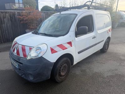 une camionnette blanche avec des bandes rouges et blanches garée dans un parking
