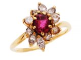 un gros plan d'une bague en or sertie d'une pierre rose et de diamants blancs