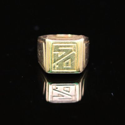 une image représentant une bague en or sur laquelle figure la lettre z
