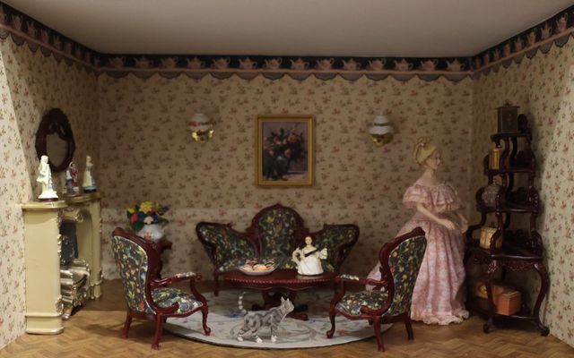 Diorama. Composition miniature, dans une vitrine en bois, vitre e...