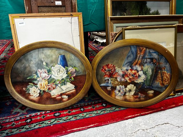 En pendant, deux bouquets de fleurs et vases. Aquarelle. Signée L...
