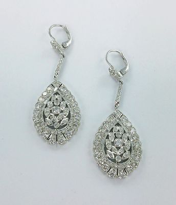 deux paires de boucles d'oreilles en diamant sur fond blanc