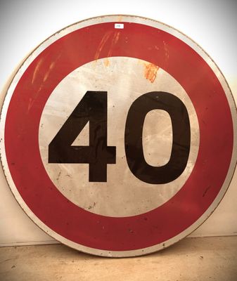 un panneau rouge et blanc sur lequel figure le chiffre 40