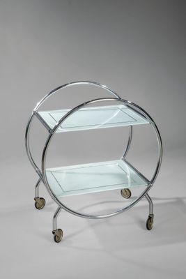 un chariot de bar en chrome et en verre, muni de deux étagères et équipé de roulettes