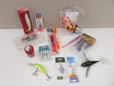 de nombreux types d'équipements de pêche disposés sur une table